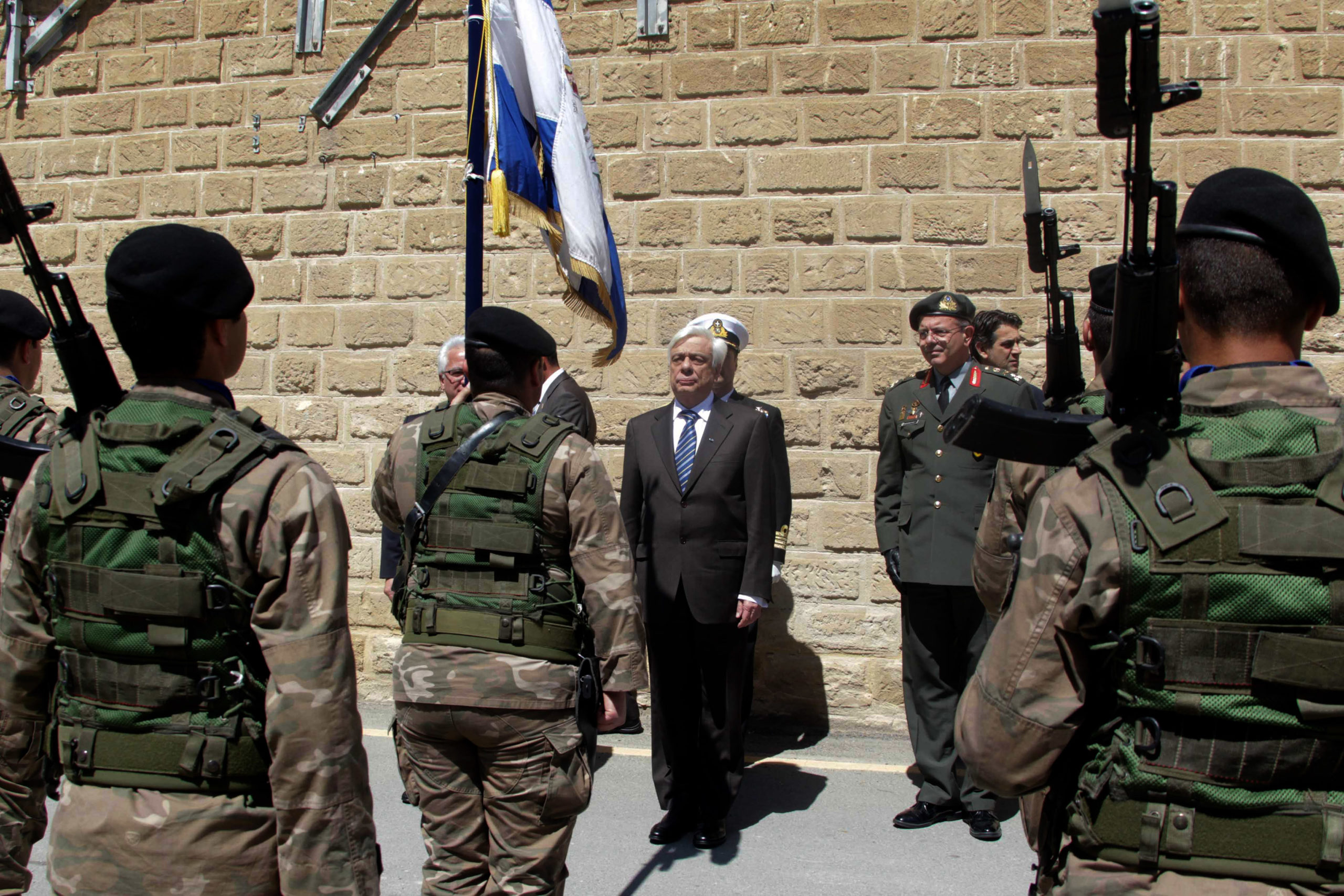 Ο Παυλόπουλος στα Φυλακισμένα Μνήματα – ΦΩΤΟ