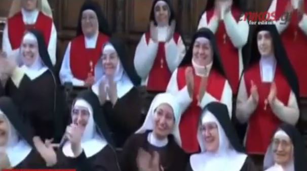 Επίθεση λατρείας από καλόγριες δέχθηκε ο Πάπας – ΒΙΝΤΕΟ