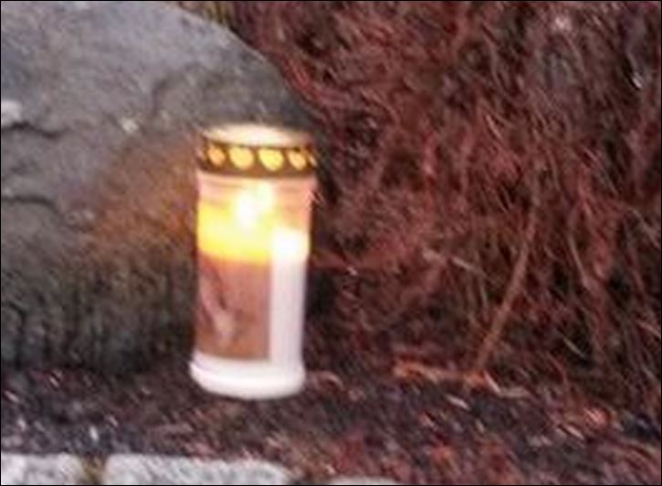 Αφήνουν κεριά έξω από το σπίτι του συγκυβερνήτη – ΦΩΤΟ