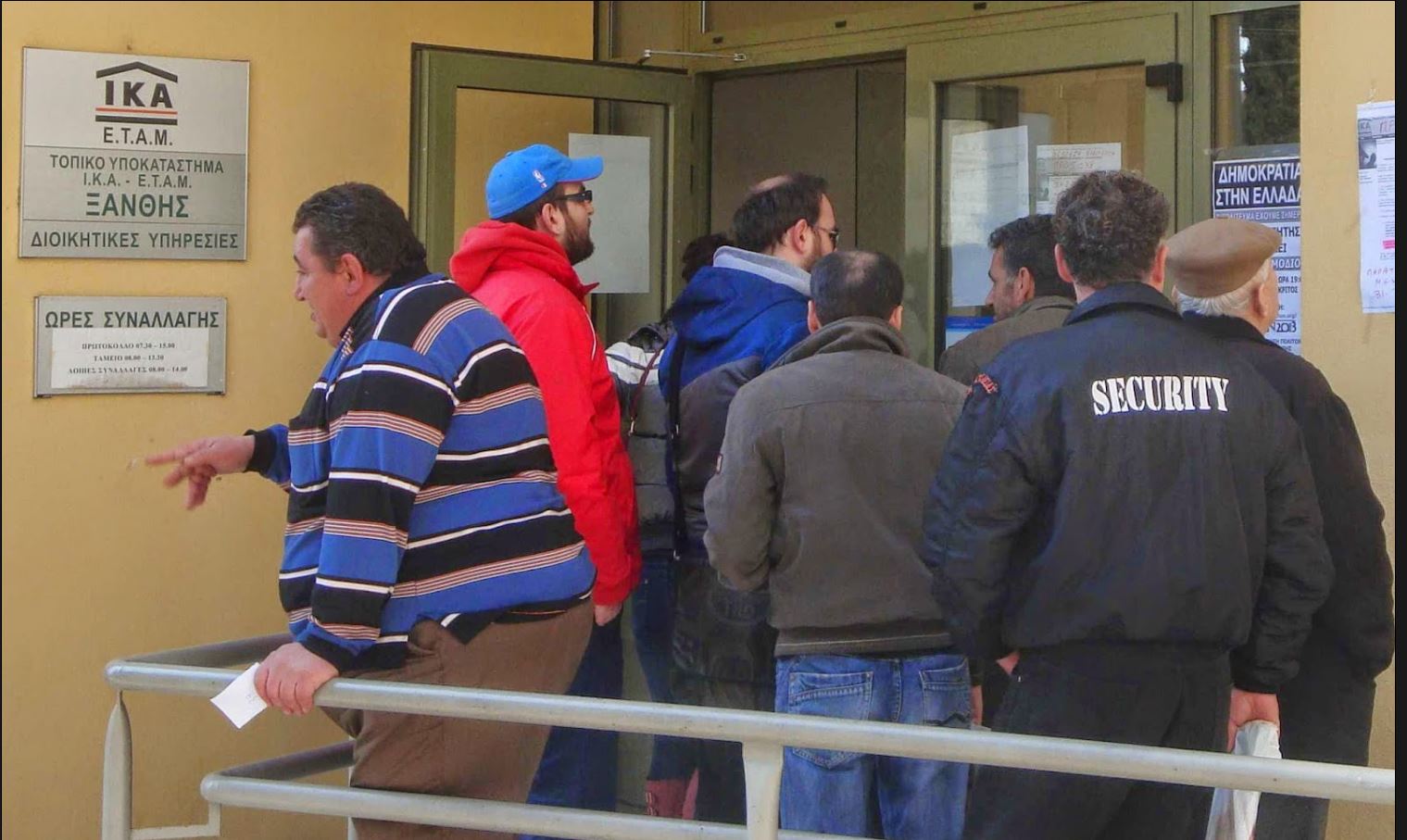 Ουρές για τη θεώρηση βιβλιαρίων στην Ξάνθη