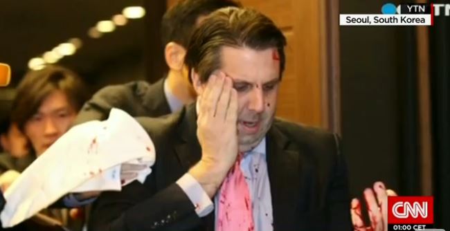 “Είμαι κεφάτος” λέει ο Αμερικανός πρεσβευτής που μαχαίρωσαν