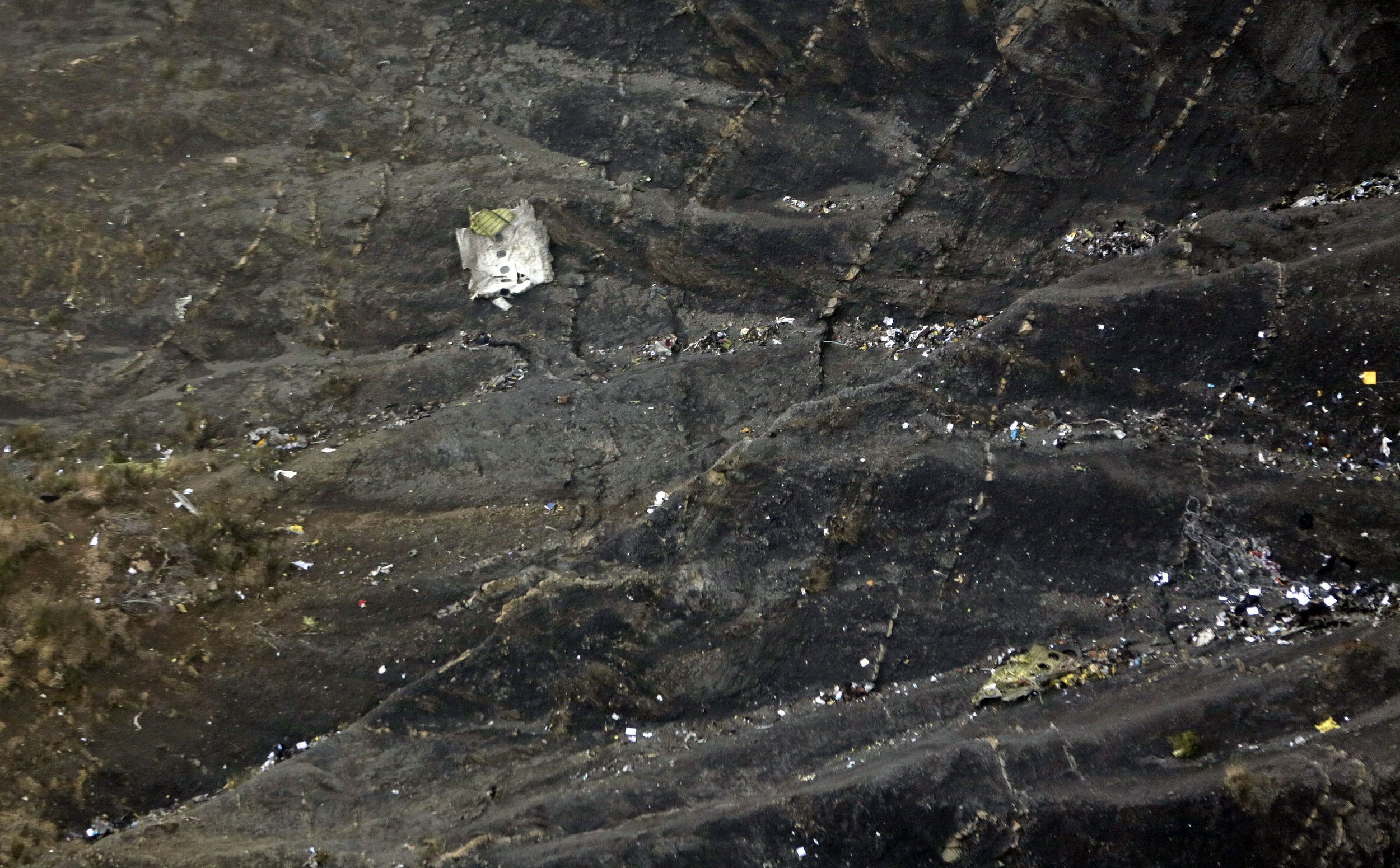 Οκτώ χώρες στο πένθος από την αεροπορική τραγωδία