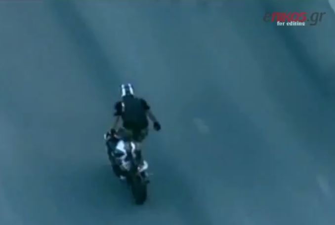 Βαρέθηκε και άφησε τους αστυνομικούς να τον συλλάβουν – ΒΙΝΤΕΟ