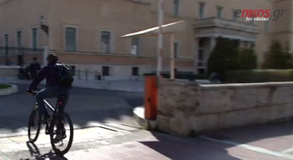 Ο βουλευτής που πάει στη Βουλή με ποδήλατο – ΒΙΝΤΕΟ