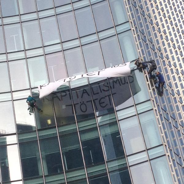 Σκαρφάλωσαν στο κτίριο της ΕΚΤ – ΦΩΤΟ