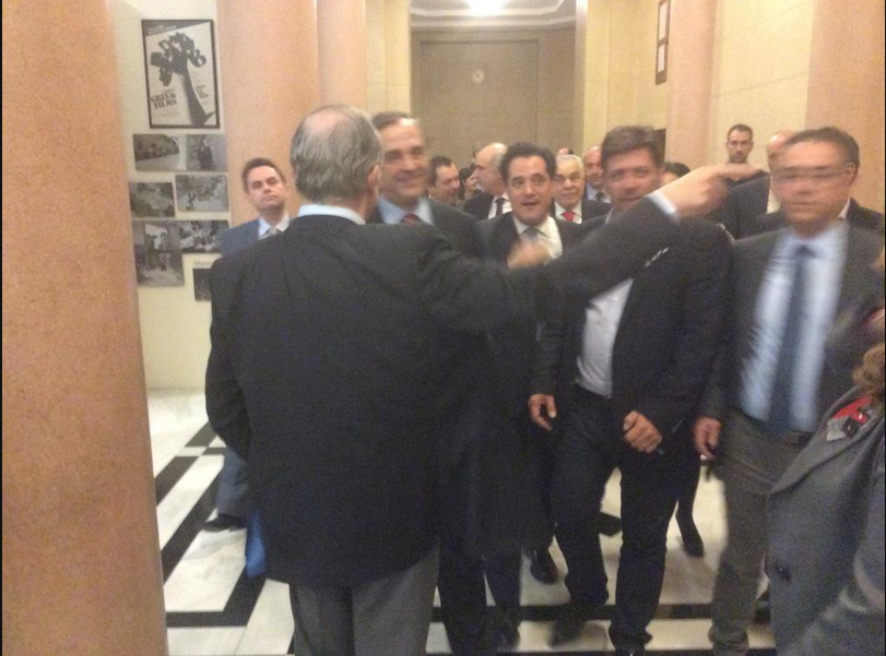Ο Σαμαράς και οι βουλευτές της ΝΔ στους διαδρόμους της Βουλής – ΦΩΤΟ