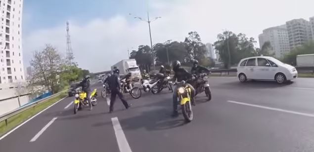 Διέκοψαν την κυκλοφορία για να σώσουν έναν σκύλο – ΒΙΝΤΕΟ