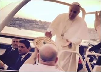 Έσπασε τα μέτρα ασφάλειας και έδωσε μια πίτσα στον Πάπα – ΒΙΝΤΕΟ