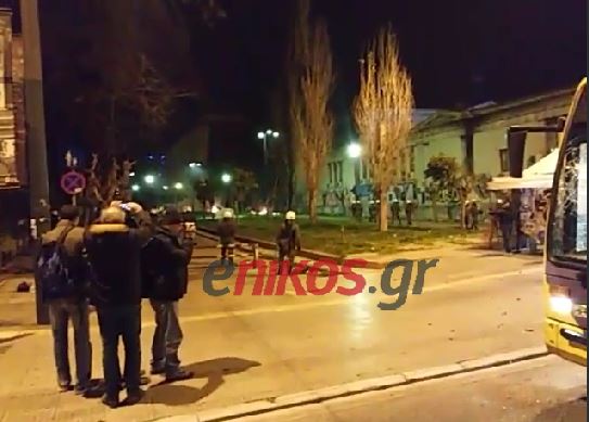 Μολότοφ στο Πολυτεχνείο – ΒΙΝΤΕΟ