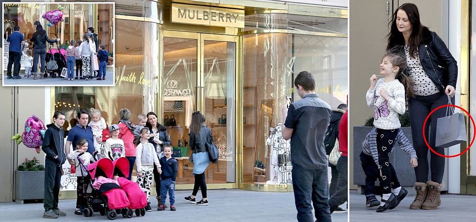 Αγοράζει πανάκριβες τσάντες με το επίδομα πολυτέκνων – ΦΩΤΟ