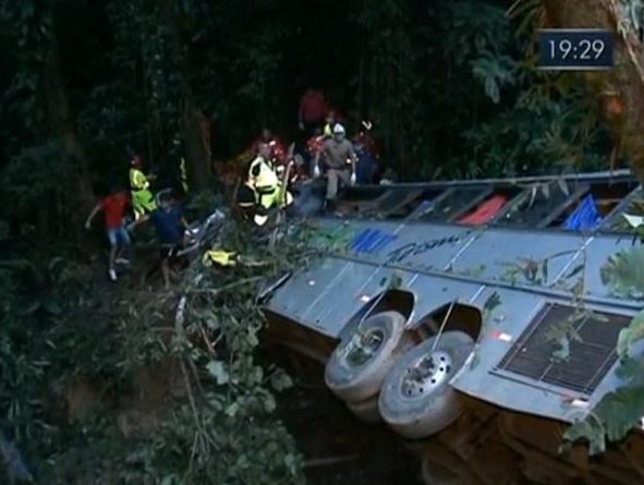 Λεωφορείο έπεσε σε χαράδρα στη Βραζιλία – Δεκάδες νεκροί – ΦΩΤΟ