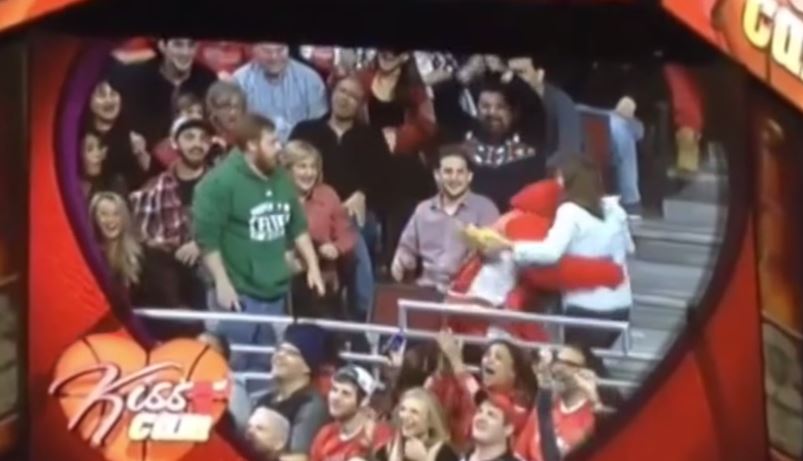 Η μασκότ του πήρε… την κοπέλα – ΒΙΝΤΕΟ