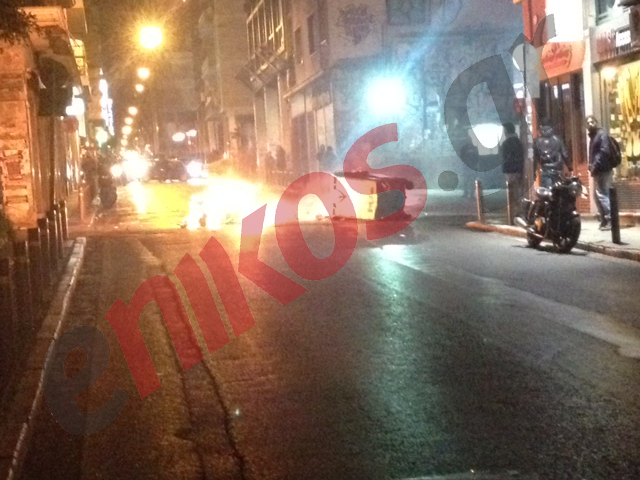 Φωτιά σε κάδο στη Σόλωνος – ΦΩΤΟ