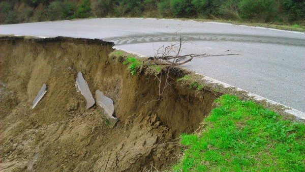 Αποκλείστηκαν 5 λεωφορεία λόγω κατολίσθησης