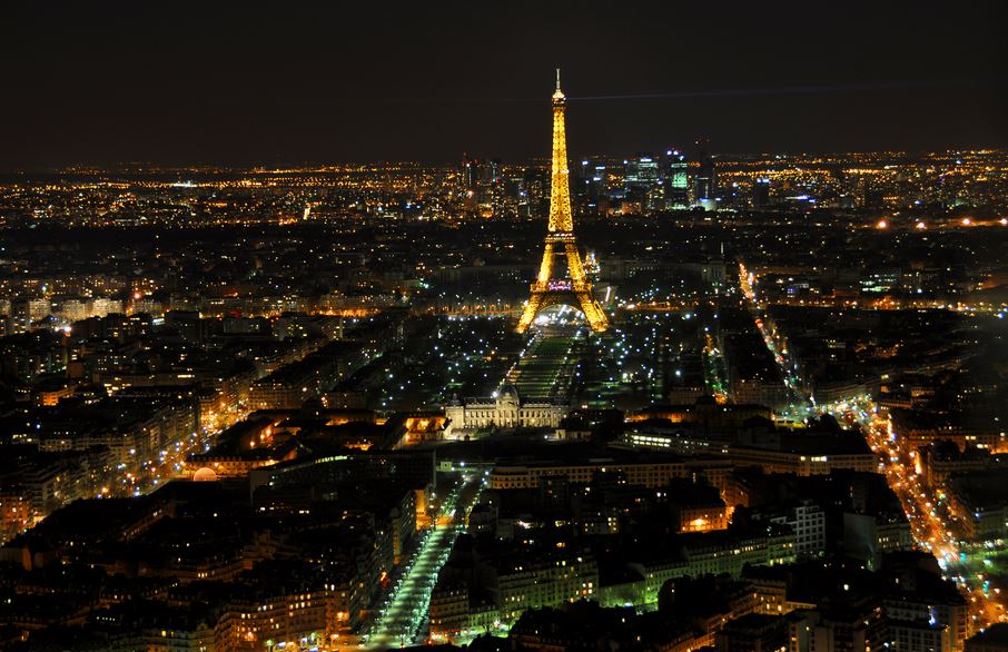 Μπαράζ πτήσεων drones πάνω από το Παρίσι