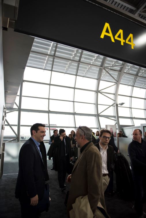 Οι επιβάτες που πλησίασαν τον Τσίπρα στο αεροδρόμιο – ΦΩΤΟ