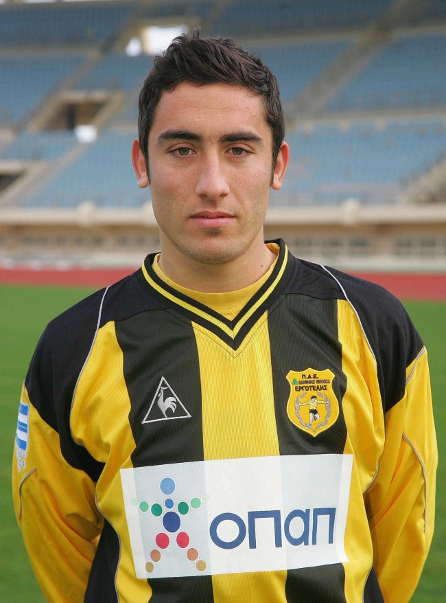 Συγγενείς και φίλοι αποχαιρετούν τον 27χρονο ποδοσφαιριστή στην Κρήτη – ΦΩΤΟ