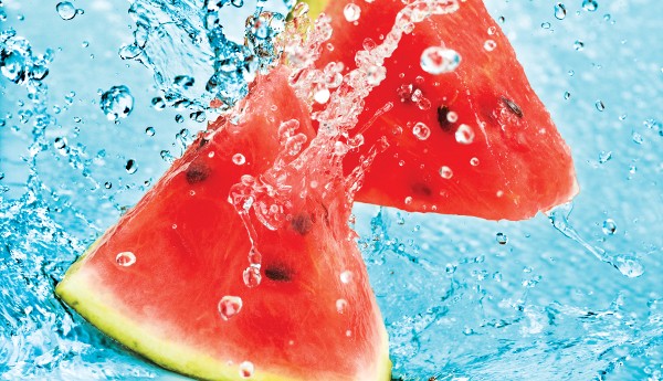 Πώς να καθαρίσετε μια φέτα καρπούζι σε χρόνο ρεκόρ – ΒΙΝΤΕΟ