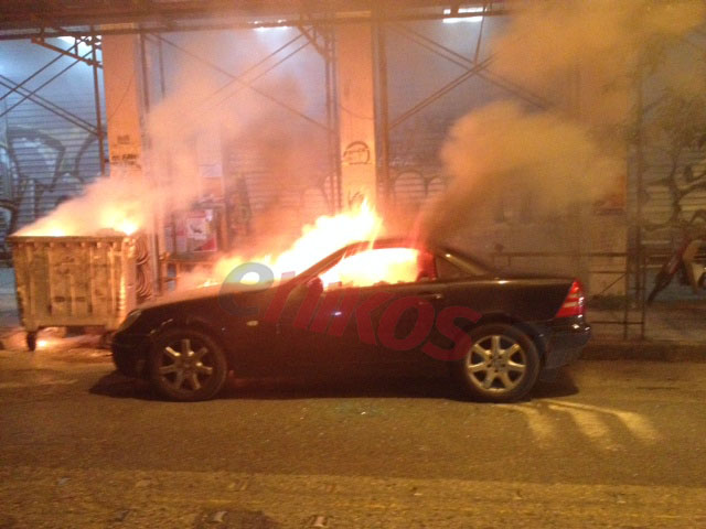 Στις φλόγες αυτοκίνητο στο κέντρο της Αθήνας – ΦΩΤΟ