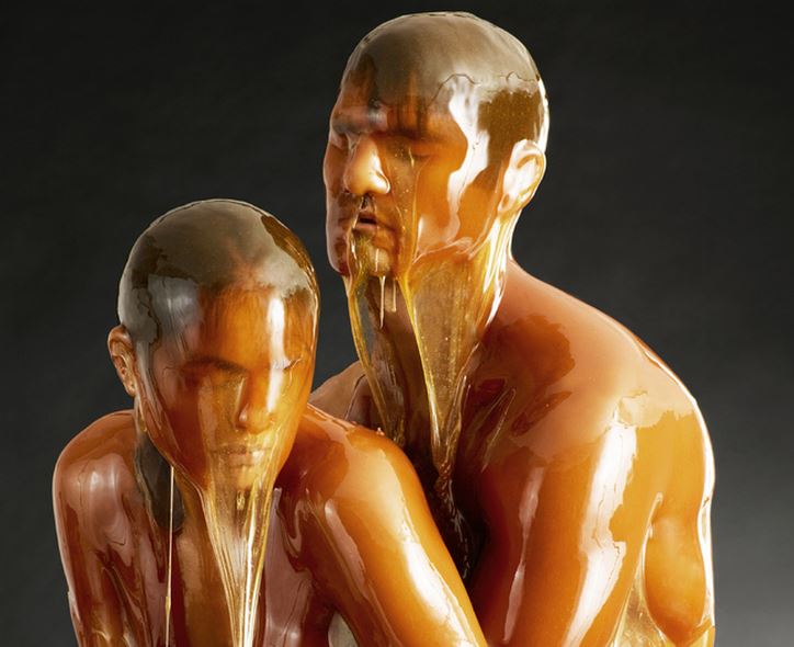 Φωτογραφήθηκαν “ντυμένοι” μόνο με… μέλι – ΒΙΝΤΕΟ- ΦΩΤΟ