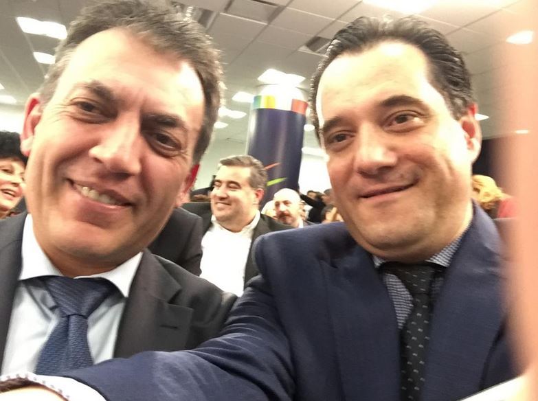 Η selfie του Άδωνι με τον Βρούτση μέσα από τη συνεδρίαση – ΦΩΤΟ