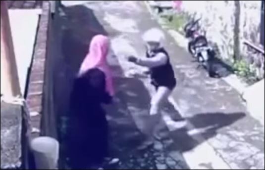 Της έκλεψε την τσάντα και του πήρε το μηχανάκι – ΒΙΝΤΕΟ