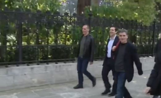 Ο περίπατος του Πρωθυπουργού με τον Βαρουφάκη και τον Τσακαλώτο – ΒΙΝΤΕΟ