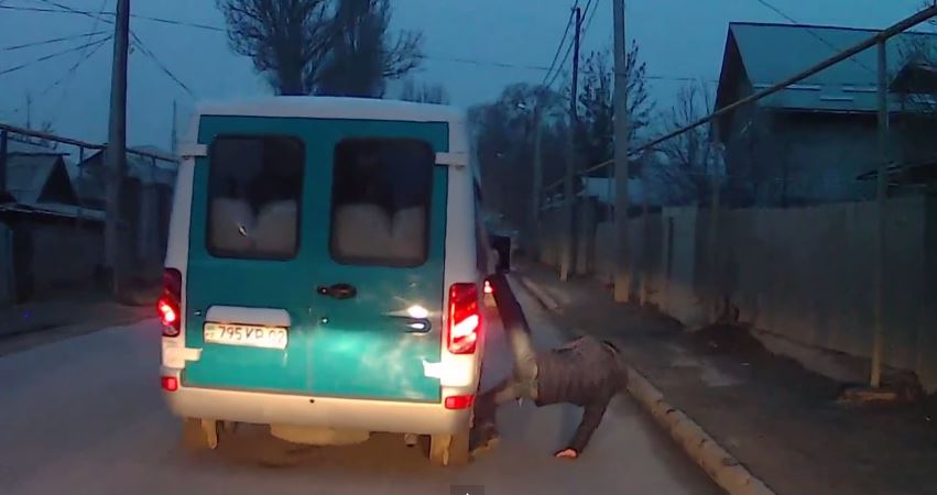 Ατυχής απόδραση από αστυνομικό όχημα – ΒΙΝΤΕΟ