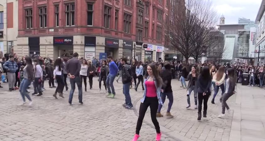 Έλληνες φοιτητές μαθαίνουν το Μάντσεστερ να χορεύει… Ζορμπά – ΒΙΝΤΕΟ