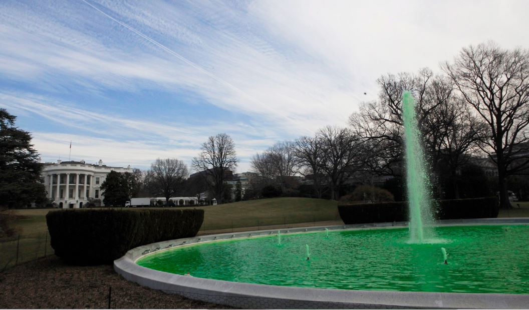 Το συντριβάνι του Λευκού Οίκου έγινε… πράσινο – ΦΩΤΟ