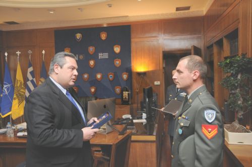 Βραβεύτηκε ο στρατιωτικός που βρήκε 3.000 ευρώ στην Ξάνθη και τα παρέδωσε – ΦΩΤΟ