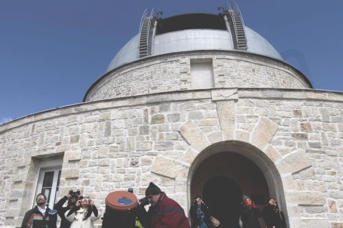 Εντυπωσιάζει το φαινόμενο της έκλειψης του ηλίου – ΦΩΤΟ