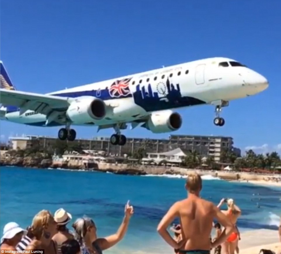 Αεροπλάνο προσγειώνεται πάνω από τα κεφάλια των τουριστών – ΒΙΝΤΕΟ