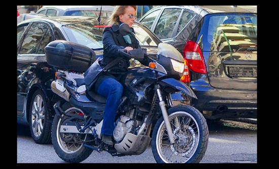 Η αντισυμβατική «κυρία υπουργού»