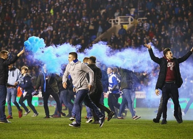 Ξανά εισβολή σε αγγλικό γήπεδο – ΒΙΝΤΕΟ