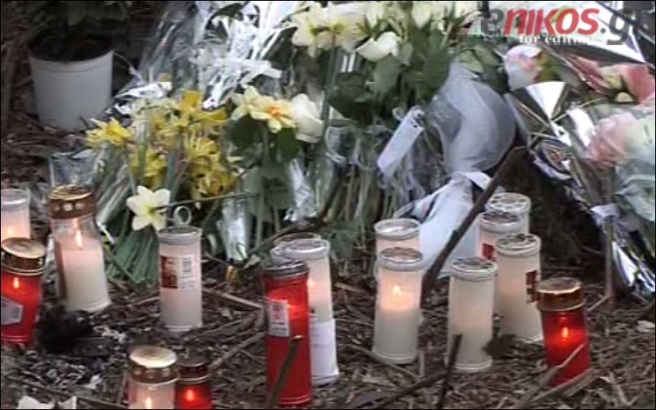 Δεκάδες νέοι αφήνουν ένα λουλούδι στη μνήμη του Βαγγέλη – ΒΙΝΤΕΟ