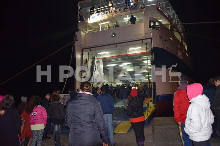 Αποβιβάστηκαν οι επιβάτες του “Βιτσέντζος Κορνάρος” – ΒΙΝΤΕΟ – ΦΩΤΟ