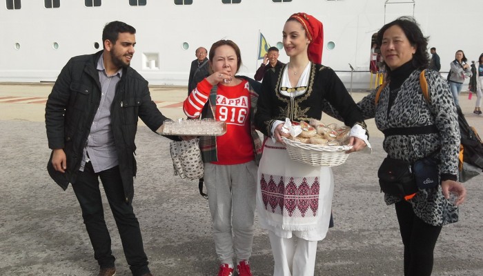 Θερμή υποδοχή σε 800 Κινέζους τουρίστες στην Κρήτη – ΦΩΤΟ