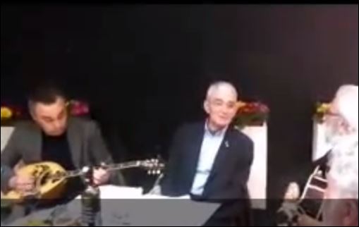 Ο Μπουτάρης τραγουδάει “Αλήτη μ’ είπες μια βραδιά” – ΒΙΝΤΕΟ