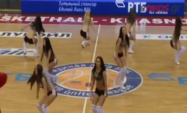 Πρόταση γάμου σε τσιρλίντερ στο παρκέ – ΒΙΝΤΕΟ