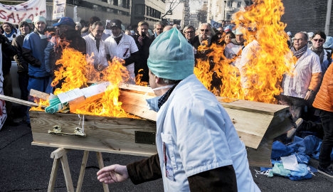 Χιλιάδες γιατροί διαδήλωσαν για την υγεία στο Παρίσι