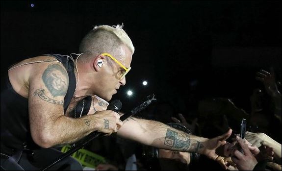 Η αφιέρωση του Robbie Williams στα θύματα της μοιραίας πτήσης – ΒΙΝΤΕΟ