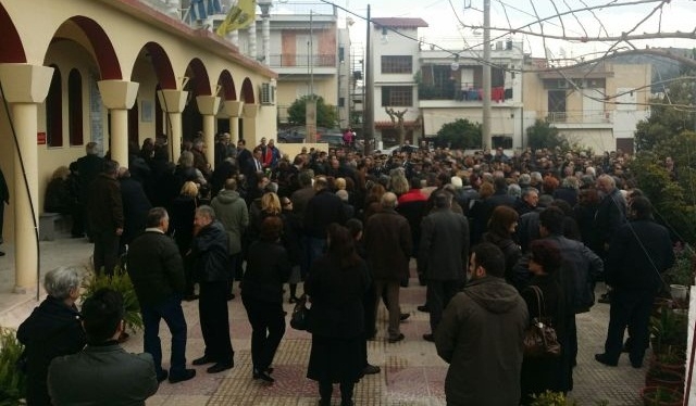 Θρήνος στην κηδεία του 32χρονου πυροσβέστη – ΦΩΤΟ