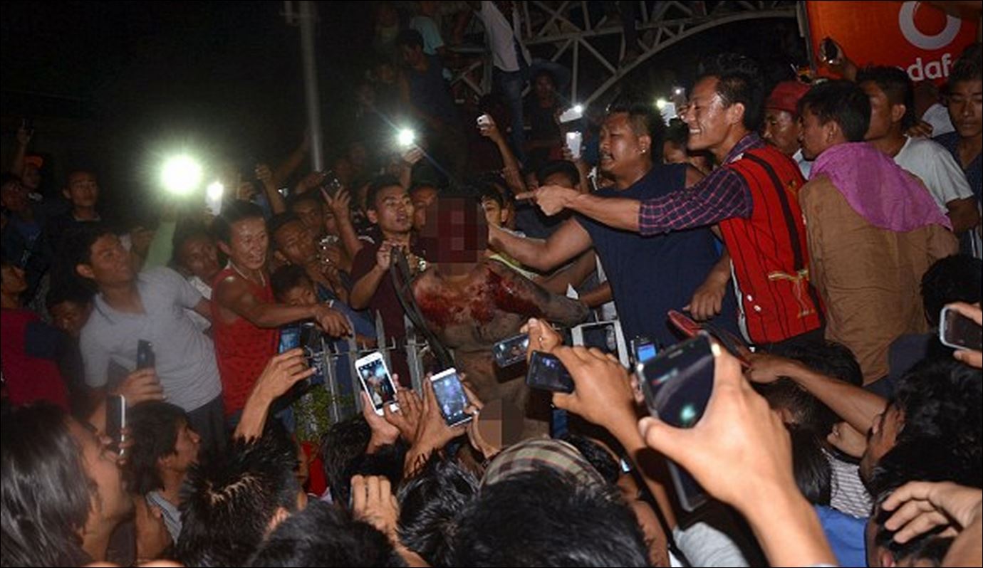 Εξαγριωμένο πλήθος βασανίζει μέχρι θανάτου βιαστή – Σκληρές εικόνες – ΒΙΝΤΕΟ