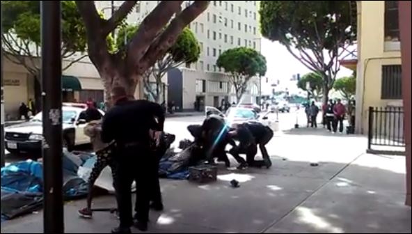 ΣΟΚ – Αστυνομικοί σκοτώνουν άστεγο στο Λος Άντζελες – ΒΙΝΤΕΟ