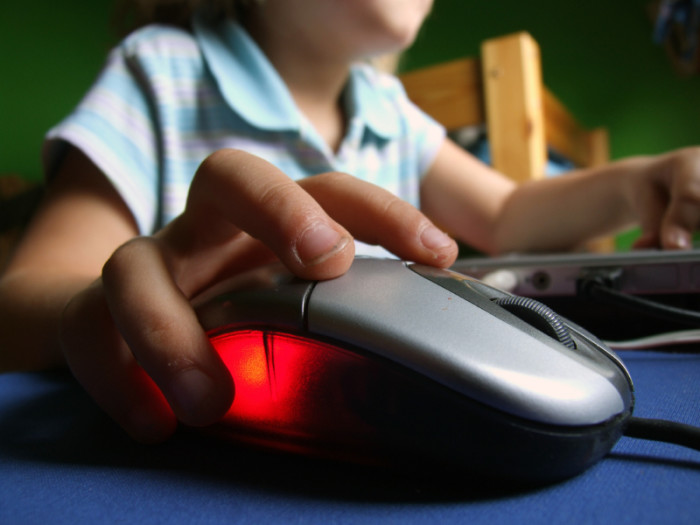 Ένας στους τέσσερις γονείς δεν ελέγχει το παιδί του όταν είναι στο Ίντερνετ
