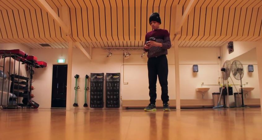 Λύνει τον κύβο του Ρούμπικ χορεύοντας – BINTEO