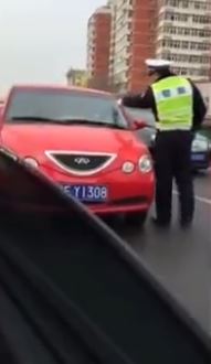 Παραλίγο να παρασύρει αστυνομικούς – ΒΙΝΤΕΟ