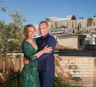 O Βαρουφάκης φωτογραφήθηκε με τη σύζυγό του στο σπίτι τους – ΦΩΤΟ