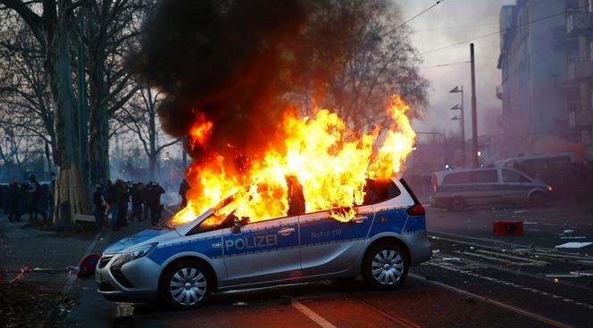 Επεισόδια στη Φρανκφούρτη – ΤΩΡΑ – ΦΩΤΟ